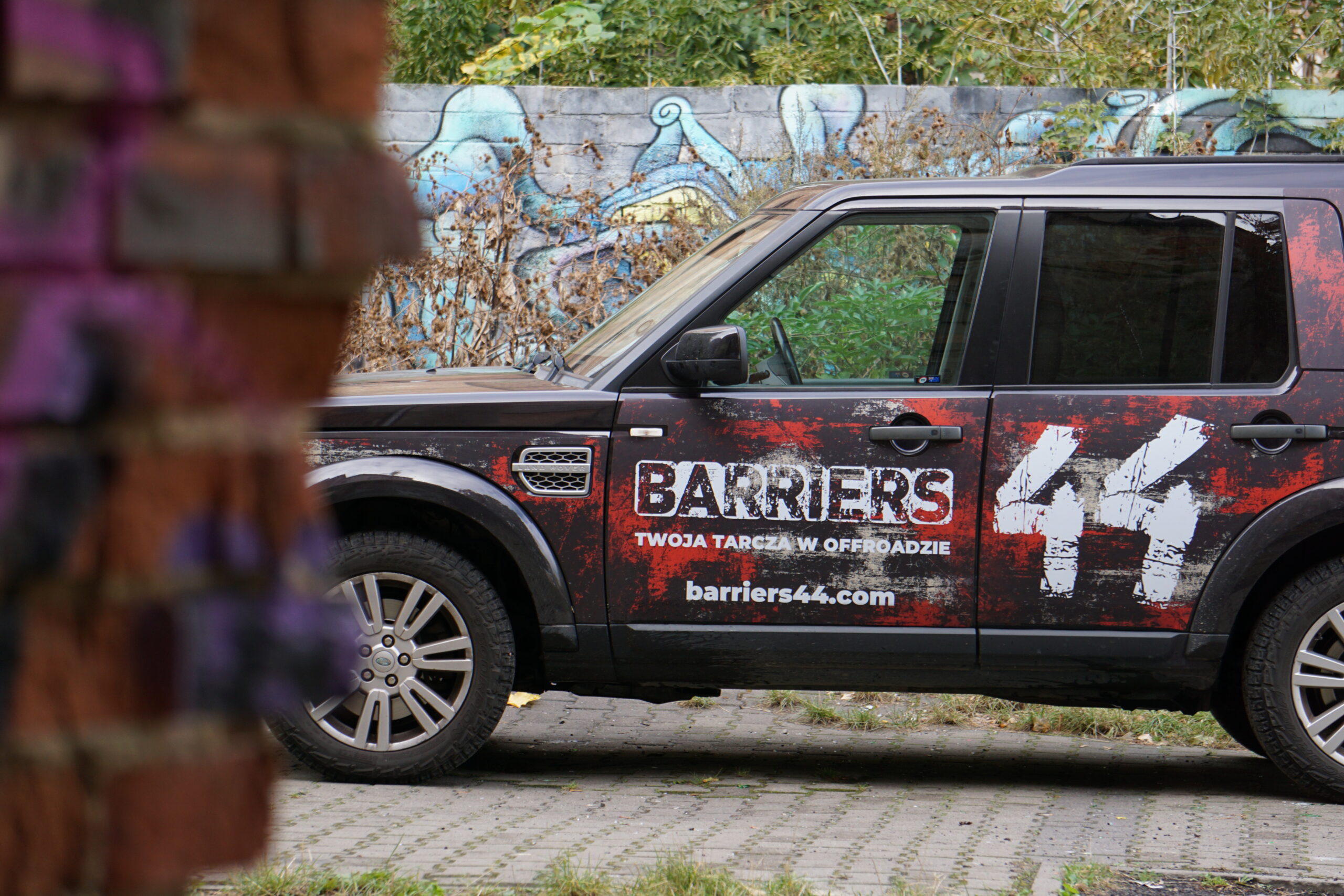 Wizualizacja paneli Barriers44 na samochodzie terenowym